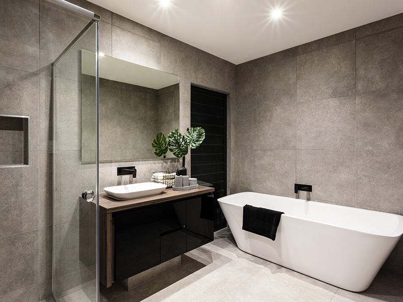 Moderne badkamer met zwarte tinten